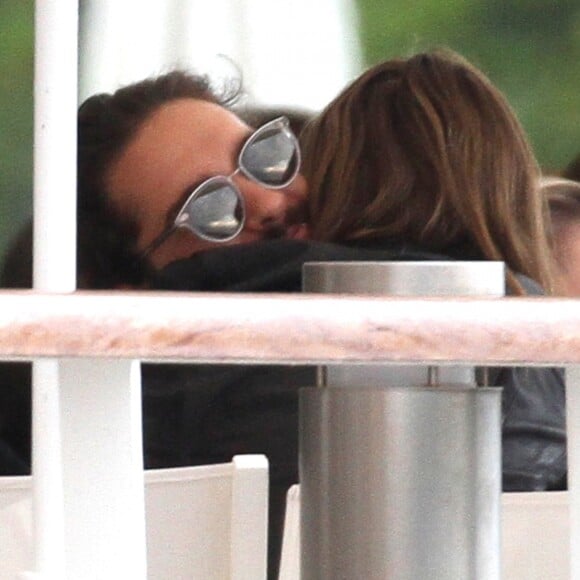 Heidi Klum et son compagnon Tom Kaulitz se câlinent et s'embrassent lors d'un déjeuner en amoureux au restaurant de l'hôtel du Cap-Eden-Roc à Antibes lors du 71ème Festival International du Film de Cannes , le 16 mai 2018.