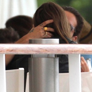 Heidi Klum et son compagnon Tom Kaulitz se câlinent et s'embrassent lors d'un déjeuner en amoureux au restaurant de l'hôtel du Cap-Eden-Roc à Antibes lors du 71ème Festival International du Film de Cannes , le 16 mai 2018.