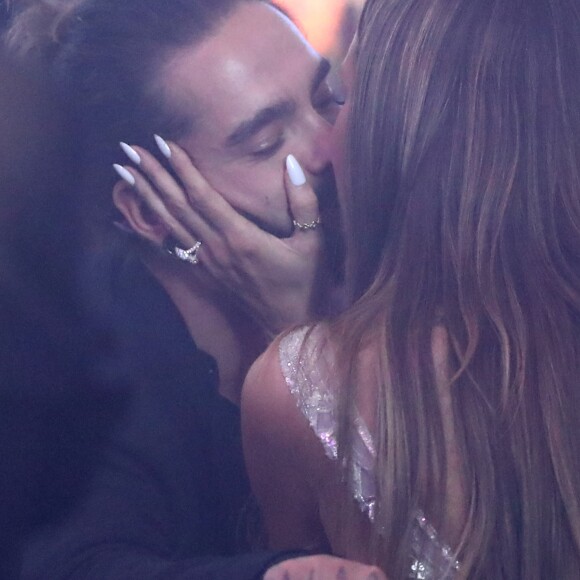 Heidi Klum et son compagnon Tom Kaulitz s'embrassent tendrement lors de la vente aux enchères de la soirée amfAR Gala Cannes 2018 à l'hôtel du Cap-Eden-Roc, pendant le 71ème Festival International du Film de Cannes, à Antibes, France, le 17 mai 2018. © Cyril Moreau/Bestimage