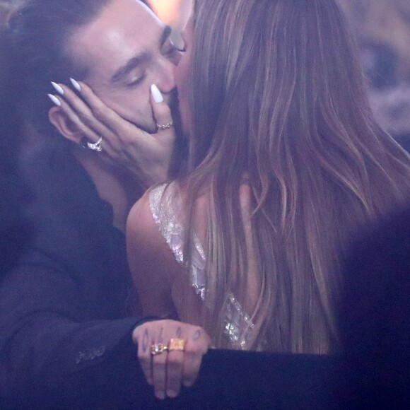 Heidi Klum et son compagnon Tom Kaulitz s'embrassent tendrement lors de la vente aux enchères de la soirée amfAR Gala Cannes 2018 à l'hôtel du Cap-Eden-Roc, pendant le 71ème Festival International du Film de Cannes, à Antibes, France, le 17 mai 2018. © Cyril Moreau/Bestimage