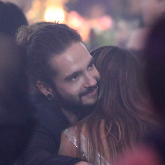 Heidi Klum et son compagnon Tom Kaulitz s'embrassent tendrement lors de la vente aux enchères de la soirée amfAR Gala Cannes 2018 à l'hôtel du Cap-Eden-Roc, pendant le 71ème Festival International du Film de Cannes, à Antibes, France, le 17 mai 2018. © Cyril Moreau/Bestimage