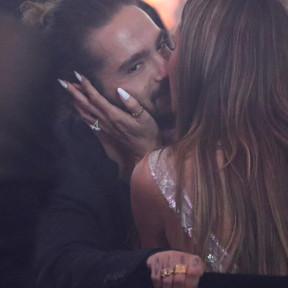 Heidi Klum et son compagnon Tom Kaulitz s'embrassent tendrement lors de la vente aux enchères de la soirée amfAR Gala Cannes 2018 à l'hôtel du Cap-Eden-Roc, pendant le 71ème Festival International du Film de Cannes, à Antibes, France, le 17 mai 2018. © Cyril Moreau/Bestimage