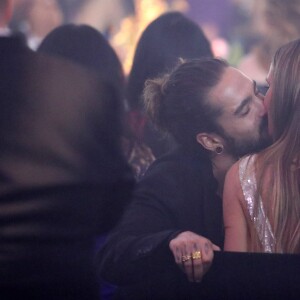 Heidi Klum et son compagnon Tom Kaulitz s'embrassent tendrement lors de la vente aux enchères de la soirée amfAR Gala Cannes 2018 à l'hôtel du Cap-Eden-Roc, pendant le 71ème Festival International du Film de Cannes, à Antibes, France, le 17 mai 2018. © Cyril Moreau/Bestimage