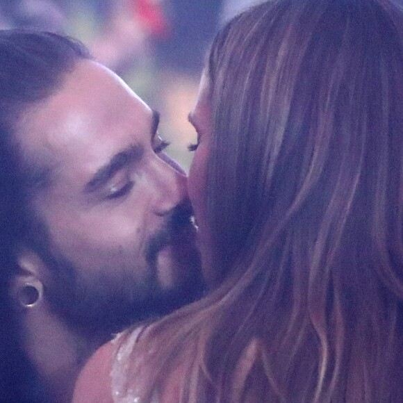 Heidi Klum et son compagnon Tom Kaulitz s'embrassent tendrement lors de la vente aux enchères de la soirée amfAR Gala Cannes 2018 à l'hôtel du Cap-Eden-Roc, pendant le 71ème Festival International du Film de Cannes, à Antibes, France, le 17 mai 2018. © Cyril Moreau/Bestimage