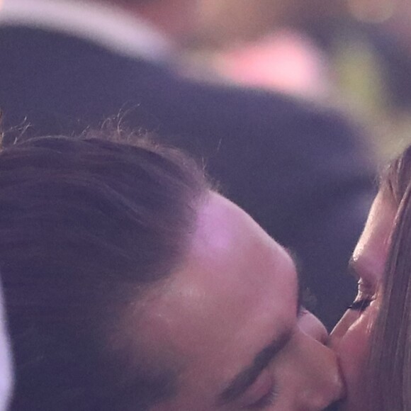Heidi Klum et son compagnon Tom Kaulitz s'embrassent tendrement lors de la vente aux enchères de la soirée amfAR Gala Cannes 2018 à l'hôtel du Cap-Eden-Roc, pendant le 71ème Festival International du Film de Cannes, à Antibes, France, le 17 mai 2018. © Cyril Moreau/Bestimage