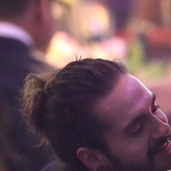 Heidi Klum et son compagnon Tom Kaulitz s'embrassent tendrement lors de la vente aux enchères de la soirée amfAR Gala Cannes 2018 à l'hôtel du Cap-Eden-Roc, pendant le 71ème Festival International du Film de Cannes, à Antibes, France, le 17 mai 2018. © Cyril Moreau/Bestimage