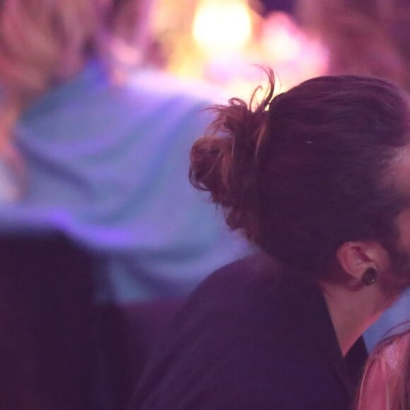 Heidi Klum et son compagnon Tom Kaulitz s'embrassent tendrement lors de la vente aux enchères de la soirée amfAR Gala Cannes 2018 à l'hôtel du Cap-Eden-Roc, pendant le 71ème Festival International du Film de Cannes, à Antibes, France, le 17 mai 2018. © Cyril Moreau/Bestimage