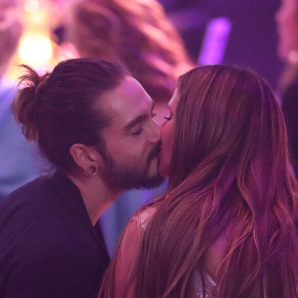 Heidi Klum et son compagnon Tom Kaulitz s'embrassent tendrement lors de la vente aux enchères de la soirée amfAR Gala Cannes 2018 à l'hôtel du Cap-Eden-Roc, pendant le 71ème Festival International du Film de Cannes, à Antibes, France, le 17 mai 2018. © Cyril Moreau/Bestimage