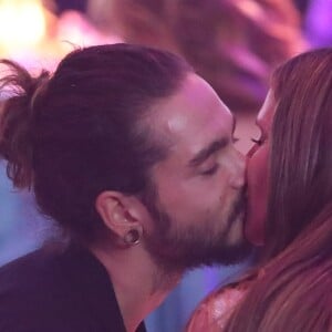 Heidi Klum et son compagnon Tom Kaulitz s'embrassent tendrement lors de la vente aux enchères de la soirée amfAR Gala Cannes 2018 à l'hôtel du Cap-Eden-Roc, pendant le 71ème Festival International du Film de Cannes, à Antibes, France, le 17 mai 2018. © Cyril Moreau/Bestimage