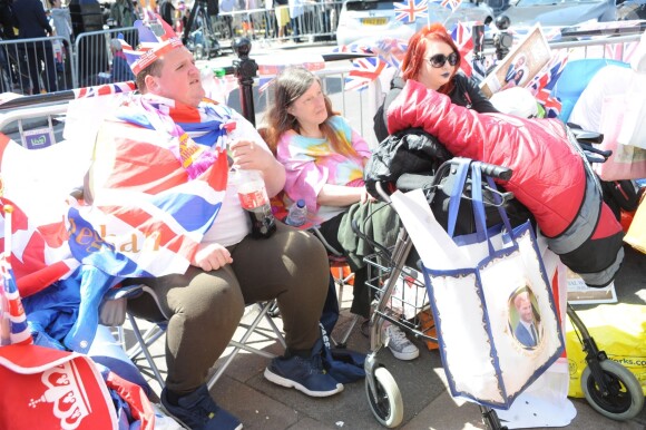 Les fans s'installent dans les rues pour assister au mariage du Prince Harry et de Meghan Markle à Windsor, le 17 mai 2018