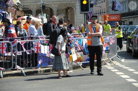 Les fans s'installent dans les rues pour assister au mariage du Prince Harry et de Meghan Markle à Windsor, le 17 mai 2018
