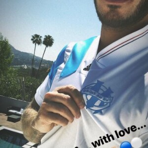 M. Pokora soutient l'Olympique de Marseille depuis Los Angeles le 16 mai 2018.