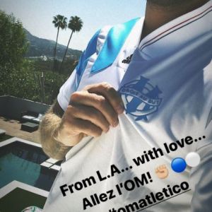 M. Pokora soutient l'Olympique de Marseille depuis Los Angeles le 16 mai 2018.