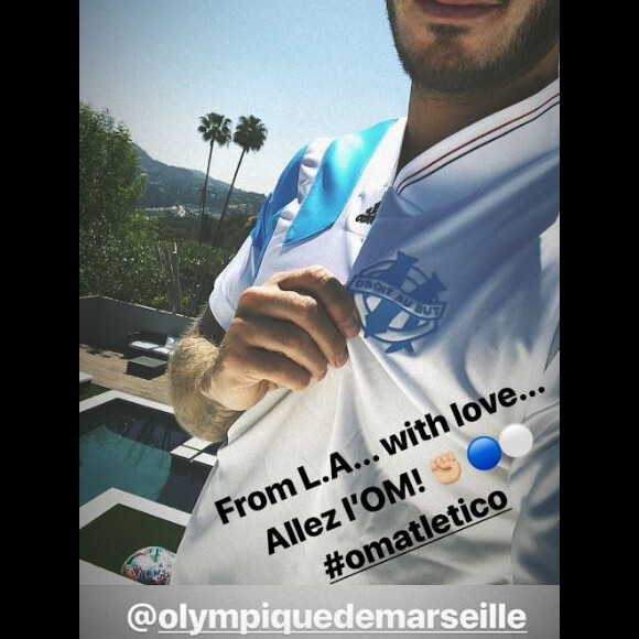 M. Pokora soutient l'Olympique de Marseille depuis Los Angeles le 16 mai 2018.