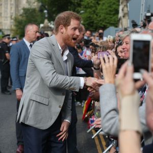 Le prince Harry et le prince William, son témoin, saluent la foule rassemblée aux abords du château de Windsor, le 18 mai 2018.