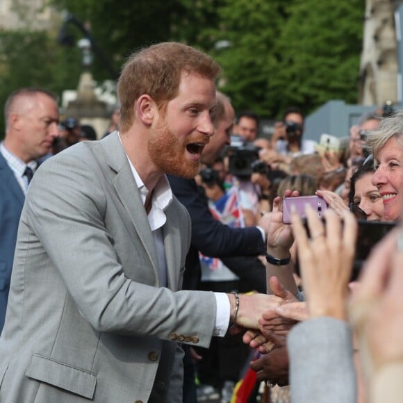 Le prince Harry et le prince William, son témoin, saluent la foule rassemblée aux abords du château de Windsor, le 18 mai 2018.