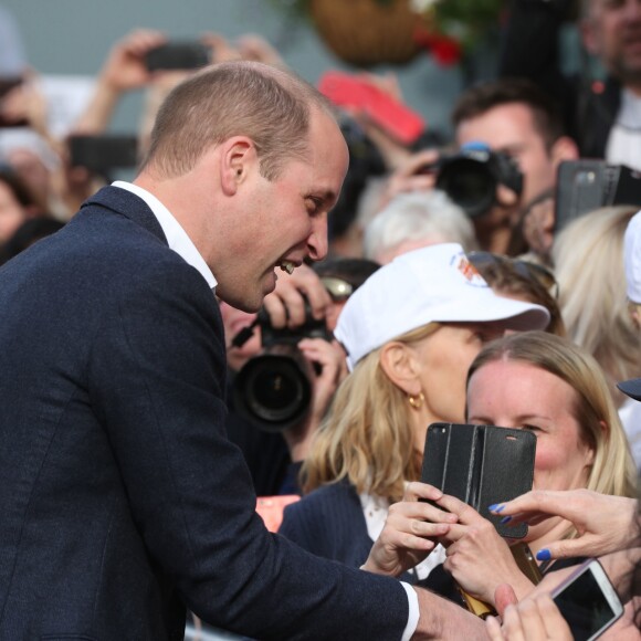 Le prince Harry et le prince William, son témoin, saluent la foule rassemblée aux abords du château de Windsor, le 18 mai 2018.