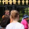 Ambiance à Windsor à la veille du mariage du prince Harry et de Meghan Markle le 18 mai 2018.