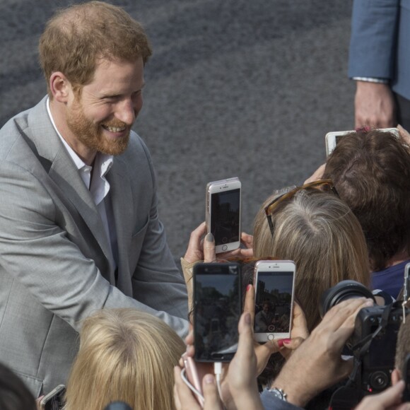 Le prince Harry et le prince William, son témoin, saluent la foule rassemblée aux abords du château de Windsor, le 18 mai 2018.