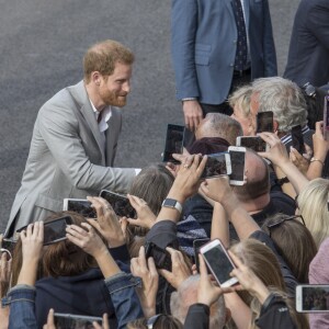 Le prince Harry et le prince William, son témoin, saluent la foule rassemblée aux abords du château de Windsor, le 18 mai 2018.