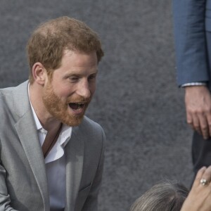 Le prince Harry et le prince William, son témoin, saluent la foule rassemblée aux abords du château de Windsor, le 18 mai 2018.