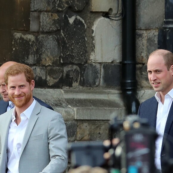 Le prince Harry et le prince William, son témoin, saluent la foule rassemblée aux abords du château de Windsor, le 18 mai 2018.