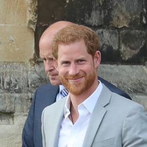 Le prince Harry et le prince William, son témoin, saluent la foule rassemblée aux abords du château de Windsor, le 18 mai 2018.