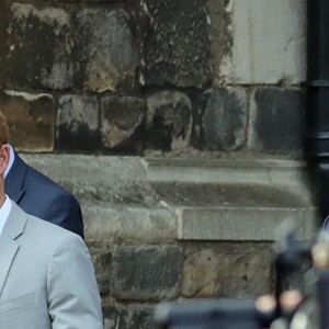 Le prince Harry et le prince William, son témoin, saluent la foule rassemblée aux abords du château de Windsor, le 18 mai 2018.