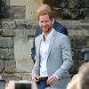 Le prince Harry et le prince William, son témoin, saluent la foule rassemblée aux abords du château de Windsor, le 18 mai 2018.