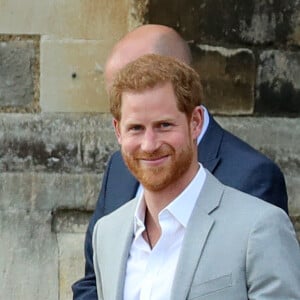 Le prince Harry et le prince William, son témoin, saluent la foule rassemblée aux abords du château de Windsor, le 18 mai 2018.