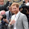 Le prince Harry et le prince William, son témoin, saluent la foule rassemblée aux abords du château de Windsor, le 18 mai 2018.