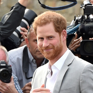 Le prince Harry et le prince William, son témoin, saluent la foule rassemblée aux abords du château de Windsor, le 18 mai 2018.