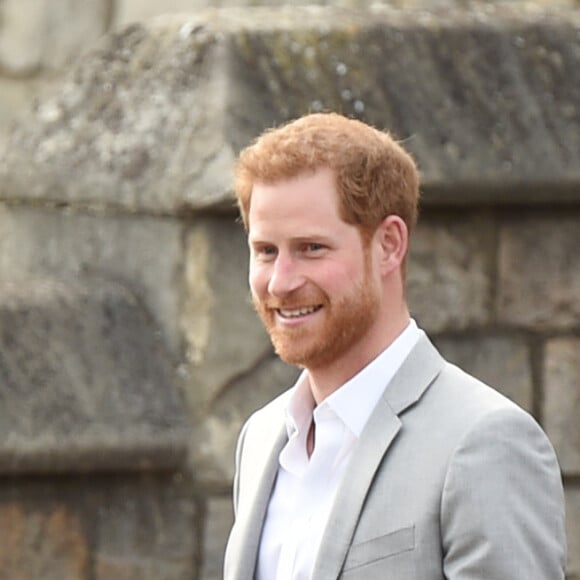 Le prince Harry et le prince William, son témoin, saluent la foule rassemblée aux abords du château de Windsor, le 18 mai 2018.