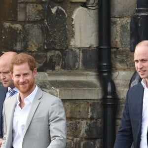 Le prince Harry et le prince William, son témoin, saluent la foule rassemblée aux abords du château de Windsor, le 18 mai 2018.