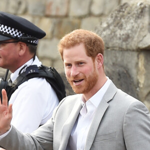 Le prince Harry et le prince William, son témoin, saluent la foule rassemblée aux abords du château de Windsor, le 18 mai 2018.