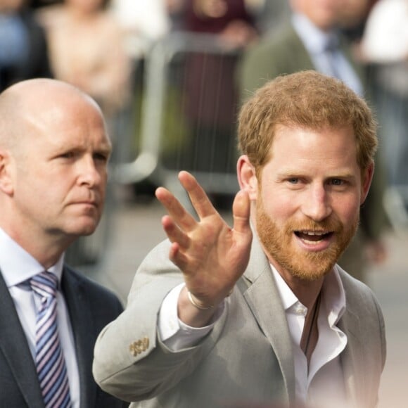 Le prince Harry et le prince William, son témoin, saluent la foule rassemblée aux abords du château de Windsor, le 18 mai 2018.