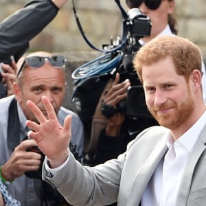 Le prince Harry et le prince William, son témoin, saluent la foule rassemblée aux abords du château de Windsor, le 18 mai 2018.