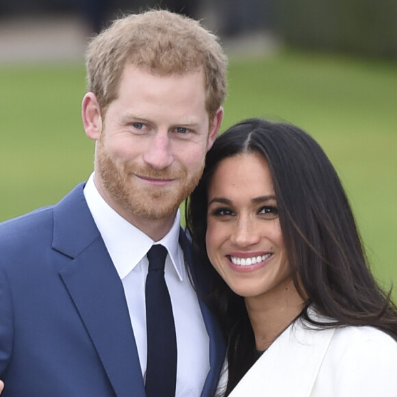 Le Prince Harry et Meghan Markle posent à Kensington palace après l'annonce de leur mariage à Londres le 27 novembre 2017.