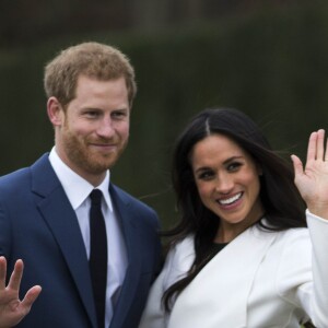 Le Prince Harry et Meghan Markle posent à Kensington palace après l'annonce de leur mariage à Londres le 27 novembre 2017.