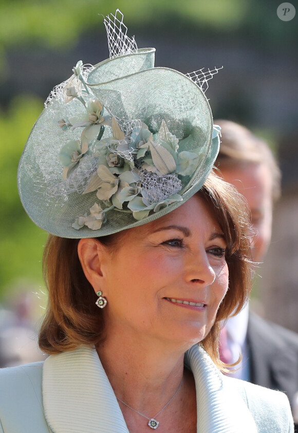 Carole Middleton (en Catherine Walker) arrive à la chapelle St. George pour le mariage du prince Harry et de Meghan Markle au château de Windsor, Royaume Uni, le 19 mai 2018.