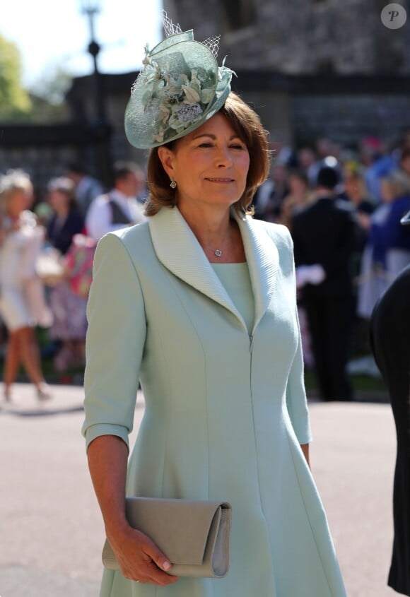 Carole Middleton (en Catherine Walker) arrive à la chapelle St. George pour le mariage du prince Harry et de Meghan Markle au château de Windsor, Royaume Uni, le 19 mai 2018.