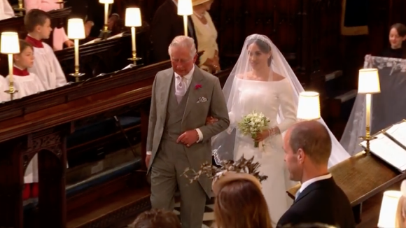 Meghan Markle, au bras du prince Charles chargé de la conduire à l'autel, est apparue dans sa robe signée Clare Waight Keller pour Givenchy le 19 mai 2018 à Windsor pour son mariage avec le prince Harry.