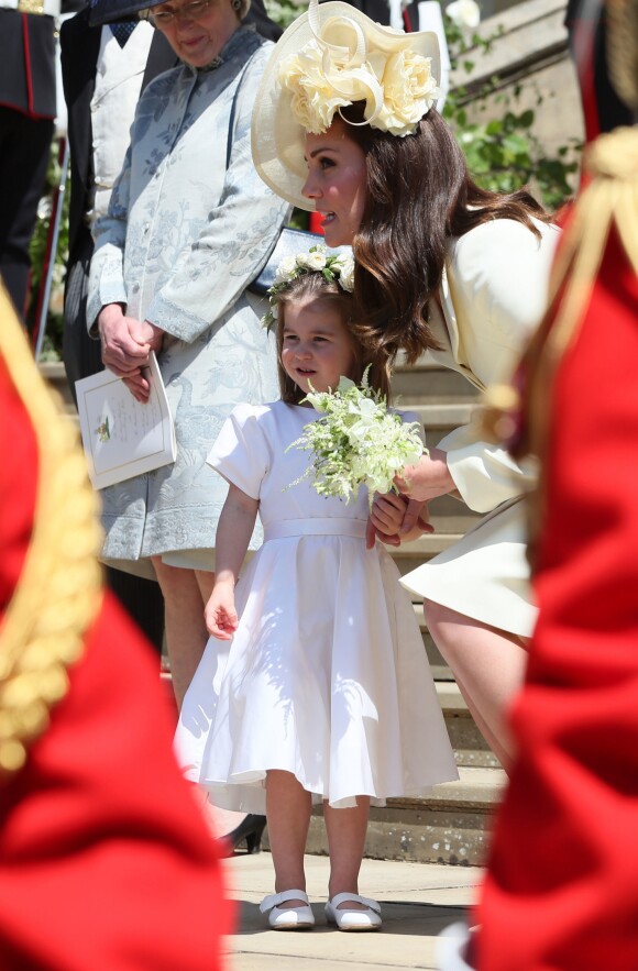 Kate Middleton, la duchesse de Cambridge, et sa fille, le princesse Charlotte, arrivent à la chapelle St George au château de Windsor pour le mariage du prince Harry et de Meghan Markle, le 19 mai 2018.