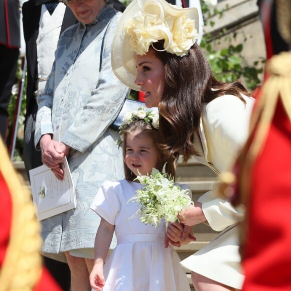 Kate Middleton, la duchesse de Cambridge, et sa fille, le princesse Charlotte, arrivent à la chapelle St George au château de Windsor pour le mariage du prince Harry et de Meghan Markle, le 19 mai 2018.