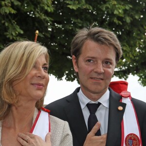 François Baroin intronisé, accompagné de sa compagne Michèle Laroque, dans la confrérie de la Jurade de Saint-Emilion lors de la Fête de la Fleur à Saint-Emilion, le 13 juin 2015 en marge de l'exposition Vinexpo 2015.