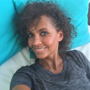 Karine Le Marchand au naturel, sans brushing, le 20 mai 2018.