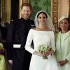 Sur cette photo officielle du mariage du prince Harry et de la duchesse Meghan de Sussex, Ivy Mulroney, 4 ans, prend des mains le bouquet de Florence van Cutsem, 3 ans (à gauche). Le prince Harry et la duchesse Meghan de Sussex (Meghan Markle), photo officielle de leur mariage le 19 mai 2018 réalisée au château de Windsor par Alexi Lubomirski. Les jeunes mariés sont ici entourés de leur famille et de leurs enfants d'honneur : (debout, de g. à dr.) Jasper Dyer, la duchesse Camilla de Cornouailles, le prince Charles, Doria Ragland, le prince William ; (rangée centrale) Brian Mulroney, le duc d'Edimbourg, la reine Elizabeth II, la duchesse Catherine de Cambridge, la princesse Charlotte, le prince George, Rylan Litt, John Mulroney ; (au sol) Ivy Mulroney, Florence van Cutsem, Zalie Warren, Remi Litt. ©Alexi Lubomirski via Bestimage
