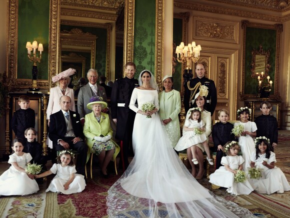 <p>Sur cette photo officielle du mariage du prince Harry et de la duchesse Meghan de Sussex, Ivy Mulroney, 4 ans, prend des mains le bouquet de Florence van Cutsem, 3 ans (à gauche). Le prince Harry et la duchesse Meghan de Sussex (Meghan Markle), photo officielle de leur mariage le 19 mai 2018 réalisée au château de Windsor par Alexi Lubomirski. Les jeunes mariés sont ici entourés de leur famille et de leurs enfants d'honneur : (debout, de g. à dr.) Jasper Dyer, la duchesse Camilla de Cornouailles, le prince Charles, Doria Ragland, le prince William ; (rangée centrale) Brian Mulroney, le duc d'Edimbourg, la reine Elizabeth II, la duchesse Catherine de Cambridge, la princesse Charlotte, le prince George, Rylan Litt, John Mulroney ; (au sol) Ivy Mulroney, Florence van Cutsem, Zalie Warren, Remi Litt. ©Alexi Lubomirski via Bestimage</p>