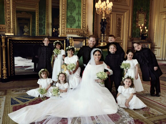 Sur cette photo officielle du mariage du prince Harry et de la duchesse Meghan de Sussex, Ivy Mulroney, 4 ans, a chipé le bouquet de Florence van Cutsem, 3 ans (à droite) ! Le prince Harry et la duchesse Meghan de Sussex (Meghan Markle), photo officielle de leur mariage le 19 mai 2018 réalisée au château de Windsor par Alexi Lubomirski. Les jeunes mariés sont ici entourés de leur famille et de leurs enfants d'honneur : (debout, de g. à dr.) Jasper Dyer, la duchesse Camilla de Cornouailles, le prince Charles, Doria Ragland, le prince William ; (rangée centrale) Brian Mulroney, le duc d'Edimbourg, la reine Elizabeth II, la duchesse Catherine de Cambridge, la princesse Charlotte, le prince George, Rylan Litt, John Mulroney ; (au sol) Ivy Mulroney, Florence van Cutsem, Zalie Warren, Remi Litt. ©Alexi Lubomirski via Bestimage