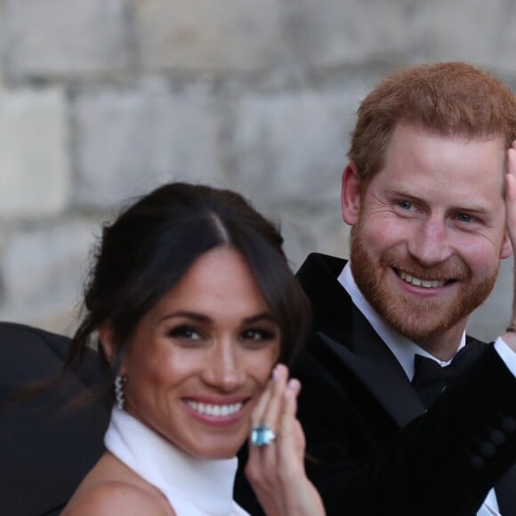 Le prince Harry, duc de Sussex, et Meghan Markle, duchesse de Sussex, quittent le château de Windsor à bord d'une Jaguar Type E cabriolet en tenue de soirée après leur cérémonie de mariage, pour se rendre à la réception à "Frogmore House" à Windsor le 19 mai 2018.